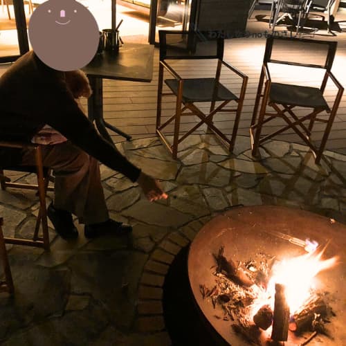 Villaお伽噺焚き火カフェでマシュマロを焼く様子