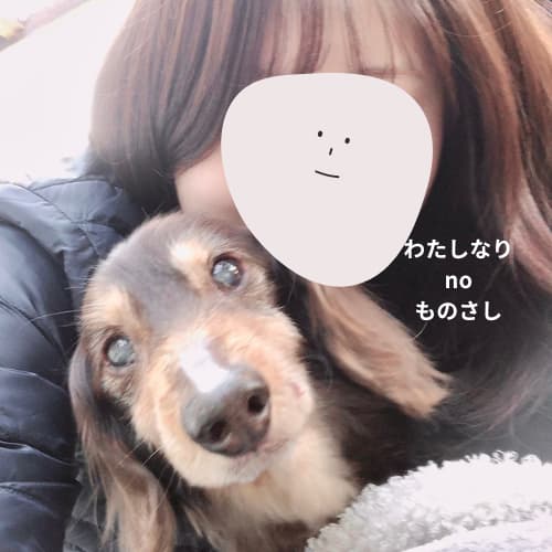愛犬と自撮りをする女性