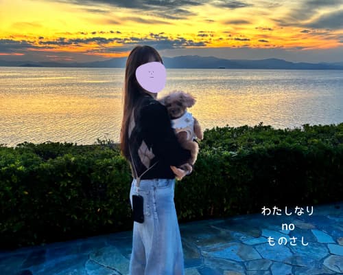 蒼の湖邸ビワフロント彦根のプールサイドで愛犬もももを抱っこしている様子