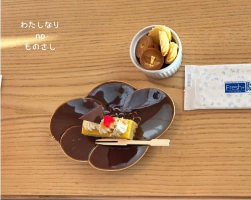 蒼の湖邸ビワフロント彦根のラウンジで提供されたウェルカムケーキ