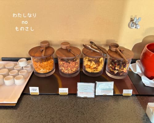 ラウンジに並ぶお茶菓子の様子