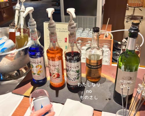 蒼の湖邸ビワフロント彦根の10階展望ラウンジに並ぶアルコールドリンク