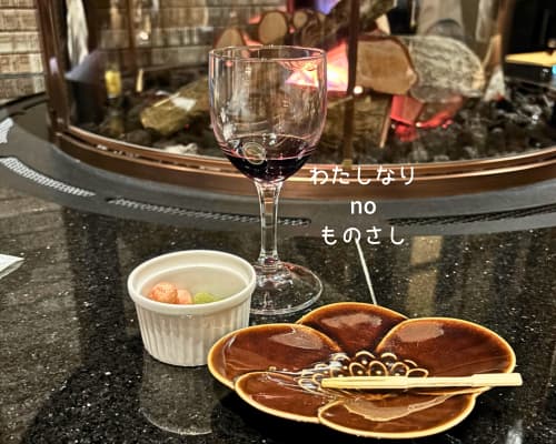 夜の展望ラウンジで、ドメーヌ・オード・ムーリエのカベルネ・ソーヴィニヨンといちごチョコが置かれている様子