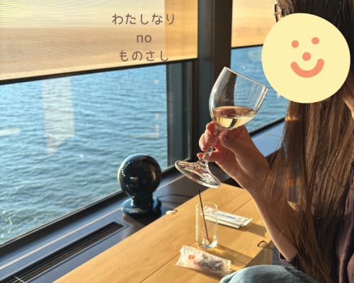蒼の湖邸ビワフロント彦根のラウンジで白ワインとドライフルーツを楽しむ様子