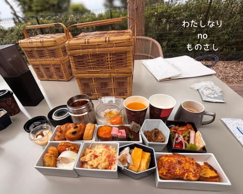 蒼の湖邸ビワフロント彦根の朝食ビュッフェから選び、ドッグヴィラのテラスに並べた朝食