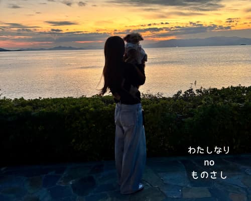 ビワフロント彦根で夕焼けの琵琶湖を背景にもももを抱く様子